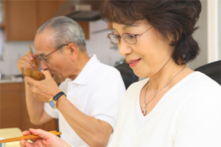 高齢の夫婦の食事